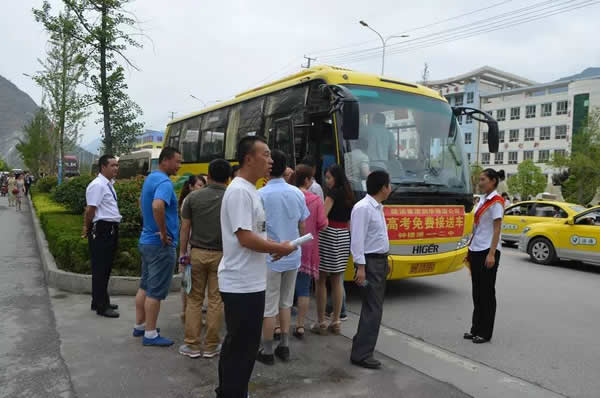 高考免費(fèi)接送車隊