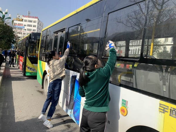 隴運集團公司機關黨支部 開展清潔公交車衛(wèi)生主題黨日活動